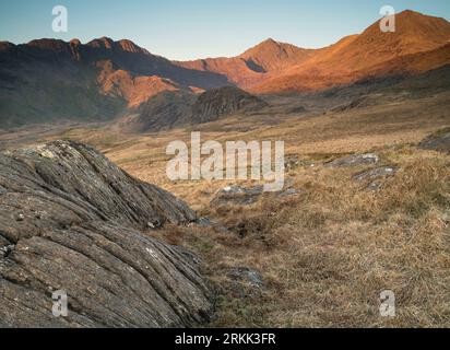 YR Wyddfa (Snowdon) au lever du soleil, Eryri, Cymru, Royaume-Uni Banque D'Images