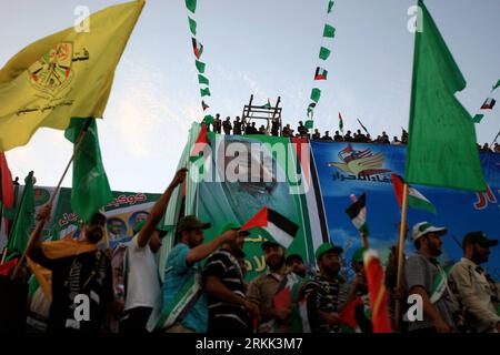 Bildnummer : 56194134 Datum : 18.10.2011 Copyright : imago/Xinhua (111018) -- GAZA, 18 octobre 2011 (Xinhua) -- Une énorme affiche du chef spirituel du Hamas, cheikh Ahmed Yassine, a été vue lors d'une cérémonie de bienvenue organisée pour les prisonniers palestiniens libérés d'Israël dans le chantier al-Katiba de la ville de Gaza, le 18 octobre 2011. Israël et les Palestiniens ont achevé mardi la première phase d’un accord d’échange de prisonniers récemment conclu, qui implique le soldat israélien Gilad Shalit et 1 027 prisonniers palestiniens et arabes, avec le site principal de l’accord d’échange situé au poste frontière de Rafah entre l’Égypte et la bande de Gaza. Banque D'Images
