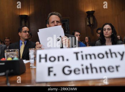 Bildnummer : 56194119 Datum : 18.10.2011 Copyright : imago/Xinhua (111018) -- WASHINGTON, 18 octobre 2011 (Xinhua) -- le secrétaire au Trésor américain Timothy Geithner témoigne devant le comité sénatorial des petites entreprises et de l'entrepreneuriat sur la loi sur l'emploi des petites entreprises de 2010, un an plus tard sur Capitol Hill à Washington D.C., capitale des États-Unis, le 18 octobre 2011. Les petites entreprises aux États-Unis font toujours face à des conditions économiques difficiles, même si la récession a officiellement pris fin il y a plus de deux ans, et les législateurs doivent faire plus pour les aider, a déclaré Geithner mardi. (Xinhua/Zhang Jun) Banque D'Images