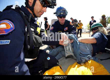 Bildnummer : 56201228 Datum : 20.10.2011 Copyright : imago/Xinhua (111021) -- LOS ANGELES, 21 octobre 2011 (Xinhua) -- des membres du service d'incendie du comté de Los Angeles donnent les premiers soins à un survivant piégé lors d'une simulation d'urgence sismique dans le cadre d'un exercice sismique à Northridge, Californie, 20 octobre 2011. Selon les organisateurs, pour la quatrième année consécutive, 8,2 millions de participants se sont inscrits à l'échelle de l'État pour participer à l'exercice, dépassant le total record de 7,9 millions de participants de l'année dernière. (Xinhua/Ringo H.W. Chiu) (dtf) US-LOS ANGELES-EARTHQUAKE DRILL PUBLICATIONxNOTxINxCHN Gese Banque D'Images