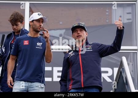 ZANDVOORT, PAYS-BAS - AOÛT 24 : Max Verstappen d'Oracle Red Bull Racing et Daniel Ricciardo de Scuderia AlphaTauri discutent entre eux pendant le t Banque D'Images