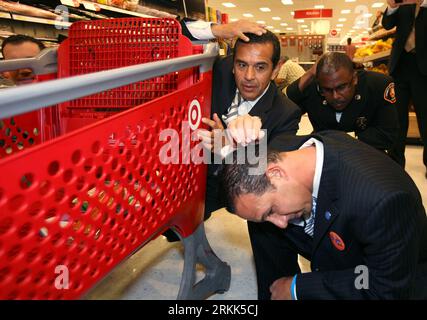 Bildnummer : 56201256 Datum : 20.10.2011 Copyright : imago/Xinhua (111021) -- LOS ANGELES, 21 octobre 2011 (Xinhua) -- Antonio Villaraigosa, maire du comté de Los Angeles (C), se joint à d'autres participants pour pratiquer la technique de chute, de couverture et de maintien dans le cadre d'un exercice sismique à Northridge, Californie, le 20 octobre 2011. Selon les organisateurs, pour la quatrième année consécutive, 8,2 millions de participants se sont inscrits à l'échelle de l'État pour participer à l'exercice, dépassant le total record de 7,9 millions de participants de l'année dernière. (Xinhua/Ringo H.W. Chiu) (dtf) US-LOS ANGELES-EARTHQUAKE DRILL PUBLICATIONxNOTxINxCHN People Politik Übung Banque D'Images