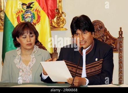 111022 -- LA PAZ, 22 octobre 2011 Xinhua -- le président bolivien Evo Morales R annonce un nouveau projet de loi pour la construction d'une route controversée, à la Paz, Bolivie, le 21 octobre 2011. Le projet original a provoqué des protestations et des confrontations de la Bolivie indigène indigène du territoire sécurisé d Isiboro TIPNIS, pour son acronyme espagnol, qui a commencé une marche vers la Paz, où ils ont été accueillis vendredi par Evo Morales. Xinhua/ABI axy BOLIVIA-LA PAZ-TIPNIS PUBLICATIONxNOTxINxCHN Banque D'Images