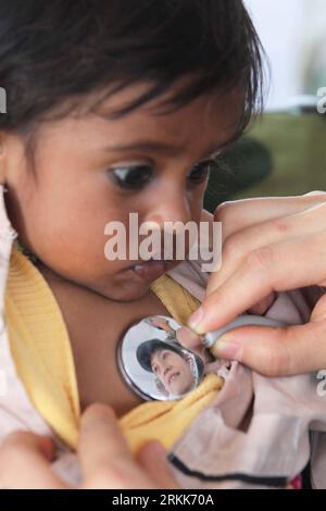 Bildnummer : 56208233 Datum : 23.10.2011 Copyright : imago/Xinhua (111023)-- SINDH, 23 octobre 2011 (Xinhua) -- Un enfant reçoit un traitement médical d'un médecin de l'équipe médicale de l'Armée populaire de libération chinoise (APL) dans la zone touchée par les inondations à Sindh, Pakistan, 23 octobre 2011. L équipe médicale de l Armée populaire de libération chinoise (APL) a installé des tentes-hôpitaux dans les zones les plus dévastées du pays pour aider les forces armées pakistanaises en fournissant des services de secours médicaux aux victimes et en menant des activités de prévention des maladies. (Xinhua/Li Xiang) (djj) PAKISTAN-PLA PUBLICATION D'ASSISTANCE MÉDICALE Banque D'Images