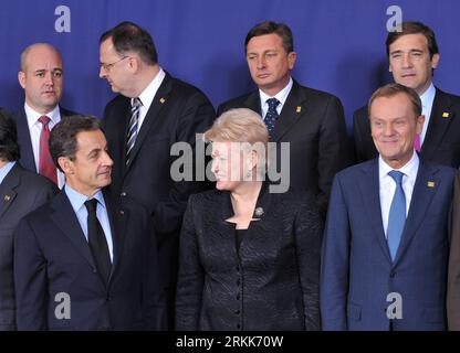 Bildnummer : 56208262 Datum : 23.10.2011 Copyright : imago/Xinhua (111023) -- BRUXELLES, 23 octobre 2011 (Xinhua) -- le président français Nicolas Sarkozy (avant L), la présidente lituanienne Dalia Grybauskaite (avant C) et le premier ministre polonais Donald Tusk (avant R) prennent la photo de famille du sommet de l'UE au siège de l'UE à Bruxelles le 23 octobre 2011. Dimanche, les dirigeants des pays de l’UE se sont réunis ici pour discuter de la crise de la dette grecque. (Xinhua/Wu Wei)(yt) BELGIUM-BRUSSELS-eu-SUMMIT PUBLICATIONxNOTxINxCHN People Politik xda x0x premiumd 2011 quer 56208262 Date 23 10 2011 Copyright Imago XINHUA Brus Banque D'Images