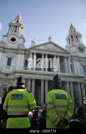 Bildnummer : 56206973 Datum : 22.10.2011 Copyright : imago/Xinhua (111022) -- LONDRES, 22 octobre 2011 (Xinhua) -- des policiers se tiennent en garde devant la rue Cathédrale de Paul à Londres, Grande-Bretagne, 22 octobre 2011. Le St. La cathédrale de Paul a été forcée de fermer en raison de problèmes de sécurité, alors que la manifestation Occupy the London stock Exchange, qui a commencé le 15 octobre pour protester contre le pouvoir des entreprises et les politiques économiques du gouvernement, se poursuit avec des centaines de tentes installées devant la bourse et la cathédrale voisine. (XINHUA/BIMAL GAUTAM) UK-LONDON-LONDON STOCK EXCHANGE-PROTEST-ST PAUL S-CLOS Banque D'Images