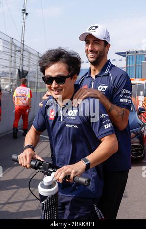 ZANDVOORT, PAYS-BAS - AOÛT 25 : Yuki Tsunoda de la Scuderia AlphaTauri et Daniel Ricciardo de la Scuderia AlphaTauri arrivent sur le même circuit Banque D'Images