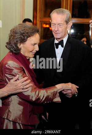 (111026) -- BUCAREST, 26 octobre 2011 (Xinhua) -- Roumanie l'ancien roi Michel Ier (R) arrive à un concert pour célébrer son 90e anniversaire à l'Opéra national avec l'ancienne reine Anne à Bucarest, le 25 octobre 2011. (Xinhua/Agerpres) (zx) ROUMANIE-ANCIEN ROI-90e ANNIVERSAIRE PUBLICATIONxNOTxINxCHN Banque D'Images