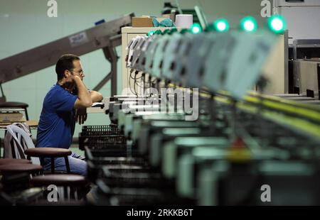 Bildnummer : 56220361 Datum : 26.10.2011 Copyright : imago/Xinhua (111026) -- JÉRICHO, 26 octobre 2011 (Xinhua) -- Un ouvrier palestinien vérifie la machine dans une usine de dattes de la ville de Jéricho en Cisjordanie, 26 octobre 2011. (Xinhua/Chen Xu) (lr) MIDEAST-JERICHO-DATES PUBLICATIONxNOTxINxCHN Wirtschaft Datteln Produktion Fabrik Gesellschaft Arbeitswelten Westjordanland Fotostory x0x xst 2011 quer 56220361 Date 26 10 2011 Copyright Imago XINHUA Jericho OCT 26 2011 XINHUA un ouvrier PALESTINIEN vérifie la machine À une usine de dattes dans la CISJORDANIE ville de Jéricho OCT 26 2011 XINHUA Chen Xu LR Mid Banque D'Images