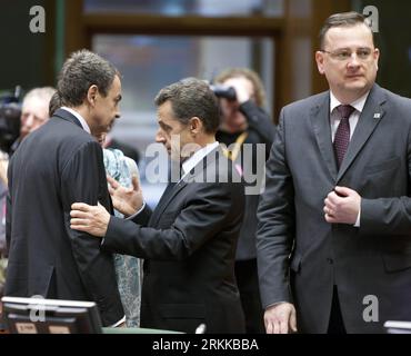 Bildnummer : 56220739 Datum : 26.10.2011 Copyright : imago/Xinhua (111026) -- BRUXELLES, 26 octobre 2011(Xinhua) -- le président français Nicolas Sarkozy (C) s'entretient avec le Premier ministre espagnol Jose Luis Zapatero (L) tandis que le Premier ministre tchèque Petr Necas (L) passe par le sommet de l'UE à Bruxelles, capitale de la Belgique, le 26 octobre 2011. Les dirigeants de l’UE ont tenu le sommet de l’UE mercredi pour discuter des moyens de renforcer le fonds de sauvetage de 440 milliards d’euros, de recapitaliser les banques et d’encourager les détenteurs d’obligations à réduire la dette grecque. On s'attend à ce qu'un accord sur un ensemble complet de mesures pour faire face à la crise de la dette le permette Banque D'Images