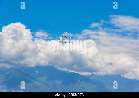 Machhapuchhare aka Mt. Queue de poisson dans l'Himalaya du Népal capturé à Sarangkot de la ville de Pokhara Banque D'Images