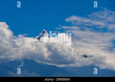 Machhapuchhare aka Mt. Queue de poisson dans l'Himalaya du Népal capturé à Sarangkot de la ville de Pokhara Banque D'Images