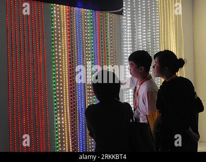 Bildnummer : 56223182 Datum : 27.10.2011 Copyright : imago/Xinhua (111027) -- HONG KONG, 27 octobre 2011 (Xinhua) -- Regardez les lumières LED au Centre de convention et d'exposition de Hong Kong à Hong Kong, Chine méridionale, 27 octobre 2011. La 13e Foire internationale de l'éclairage de Hong Kong (édition d'automne) s'est ouverte jeudi. Plus de 2 100 exposants de 31 pays et régions présentent ici un éclairage à jour. (Xinhua/Wong Pun Keung)(xzj) CHINA-HONG KONG-LIGHTING FAIR (CN) PUBLICATIONxNOTxINxCHN Wirtschaft Messe Lichter Lampen Hongkong x0x xst 2011 quer 56223182 Date 27 10 2011 Copyright Imago XINHUA Hong Banque D'Images