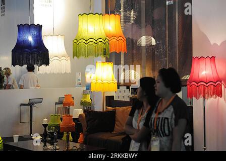 Bildnummer : 56223183 Datum : 27.10.2011 Copyright : imago/Xinhua (111027) -- HONG KONG, 27 octobre 2011 (Xinhua) -- Regardez les lumières au Centre des congrès et expositions de Hong Kong à Hong Kong, dans le sud de la Chine, 27 octobre 2011. La 13e Foire internationale de l'éclairage de Hong Kong (édition d'automne) s'est ouverte jeudi. Plus de 2 100 exposants de 31 pays et régions présentent ici un éclairage à jour. (Xinhua/Wong Pun Keung)(xzj) CHINA-HONG KONG-LIGHTING FAIR (CN) PUBLICATIONxNOTxINxCHN Wirtschaft Messe Lichter Lampen Hongkong x0x xst 2011 quer 56223183 Date 27 10 2011 Copyright Imago XINHUA Hong Kon Banque D'Images