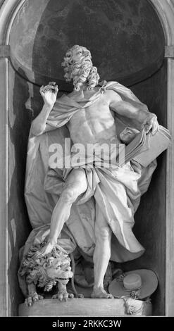 GÊNES, ITALIE - 7 MARS 2023 : la statue de Saint Jérôme dans l'église Basilica di Santa Maria Assunta par Diego Carlone (1740). Banque D'Images