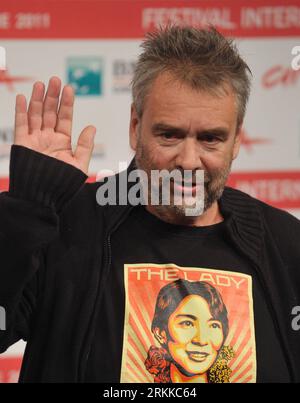 Bildnummer : 56223994 Datum : 27.10.2011 Copyright : imago/Xinhua (111027) -- ROME, 27 octobre 2011 (Xinhua) -- le réalisateur français Luc Besson pose lors de l'appel photo pour le film la Dame au 6e Festival international du film de Rome à Rome, Italie, le 27 octobre 2011. La Dame de Luc Besson a ouvert jeudi le 6e Festival International du film de Rome. (Xinhua/Wang Qingqin) (wf) ITALIE-ROME-FILM FESTIVAL- LA DAME -LUC BESSON PUBLICATIONxNOTxINxCHN People film Kultur Entertainment Filmfestival Porträt x0x xtm 2011 hoch 56223994 Date 27 10 2011 Copyright Imago XINHUA Rome OCT 27 2011 XINHUA French Di Banque D'Images