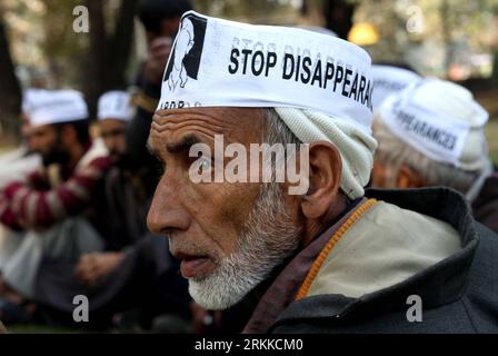 Bildnummer : 56226579 Datum : 28.10.2011 Copyright : imago/Xinhua (111028) -- SRINAGAR, 28 octobre 2011 (Xinhua) -- des parents de jeunes Cachemiris disparus prennent part à une manifestation sit-in à Srinagar, capitale d'été du Cachemire contrôlé par l'Inde, le 28 octobre 2011. L'Association des parents de personnes disparues (APDP) a organisé la manifestation contre le gouvernement de l'État sur le sort de milliers de personnes qui auraient disparu. L ' APDP affirme qu ' environ 8 000 personnes ont été victimes de disparitions forcées par les troupes indiennes dans la région depuis le début du conflit du Cachemire en 1989. (Xinhua/Javed Dar)(c Banque D'Images