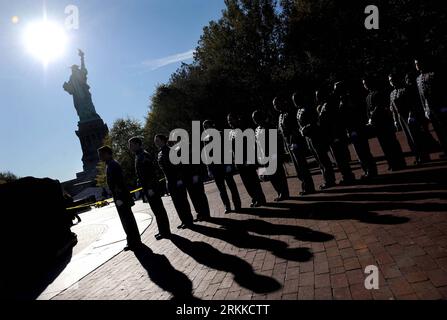 Bildnummer : 56227321 Datum : 28.10.2011 Copyright : imago/Xinhua (111028) -- NEW YORK, 28 octobre 2011 (Xinhua) -- les cadets de West point se préparent pour la célébration du 125e anniversaire de la Statue de la liberté à Liberty Island à New York, aux États-Unis, le 28 octobre 2011. La Statue de la liberté a célébré vendredi le 125e anniversaire de sa dédicace à Liberty Island. (Xinhua/Shen Hong) U.S.-NEW YORK-STATUE DE LA LIBERTÉ-ANNIVERSAIRE PUBLICATIONxNOTxINxCHN Gesellschaft Jubiläum Jahrestag Geburtstag 125 jähriges Freiheitsstatue x0x xtm premiumd 2011 quer 56227321 Date 28 10 2011 Copyri Banque D'Images