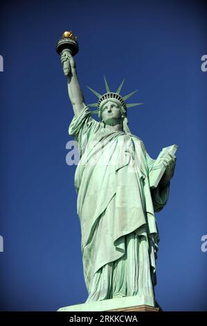 Bildnummer : 56227323 Datum : 28.10.2011 Copyright : imago/Xinhua (111028) -- NEW YORK, 28 octobre 2011 (Xinhua) -- la Statue de la liberté est vue à Liberty Island à New York, États-Unis, le 28 octobre 2011. La Statue de la liberté a célébré vendredi le 125e anniversaire de sa dédicace à Liberty Island. (Xinhua/Shen Hong) U.S.-NEW YORK-STATUE DE LA LIBERTÉ-ANNIVERSAIRE PUBLICATIONxNOTxINxCHN Gesellschaft Jubiläum Jahrestag Geburtstag 125 jähriges Freiheitsstatue x0x xtm premiumd 2011 hoch 56227323 Date 28 10 2011 Copyright Imago XINHUA New York OCT 28 2011 XINHUA la statue de Libert Banque D'Images