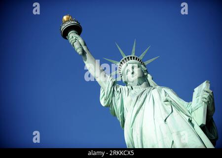 (111028) -- NEW YORK, 28 octobre 2011 (Xinhua) -- la Statue de la liberté est vue à Liberty Island à New York, aux États-Unis, le 28 octobre 2011. La Statue de la liberté a célébré vendredi le 125e anniversaire de sa dédicace à Liberty Island. (Xinhua/Shen Hong) US-NEW YORK-STATUE DE LA LIBERTÉ-ANNIVERSAIRE PUBLICATIONxNOTxINxCHN Banque D'Images