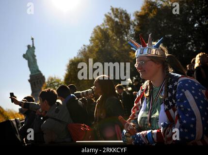 Bildnummer : 56227322 Datum : 28.10.2011 Copyright : imago/Xinhua (111028) -- NEW YORK, 28 octobre 2011 (Xinhua) -- visite à Liberty Island à New York, États-Unis, le 28 octobre 2011. La Statue de la liberté a célébré vendredi le 125e anniversaire de sa dédicace à Liberty Island. (Xinhua/Shen Hong) U.S.-NEW YORK-STATUE DE LA LIBERTÉ-ANNIVERSAIRE PUBLICATIONxNOTxINxCHN Gesellschaft Jubiläum Jahrestag Geburtstag 125 jähriges Freiheitsstatue x0x xtm premiumd 2011 quer 56227322 Date 28 10 2011 Copyright Imago XINHUA New York OCT 28 2011 XINHUA visite À Liberty Iceland à New York l'Uni Banque D'Images