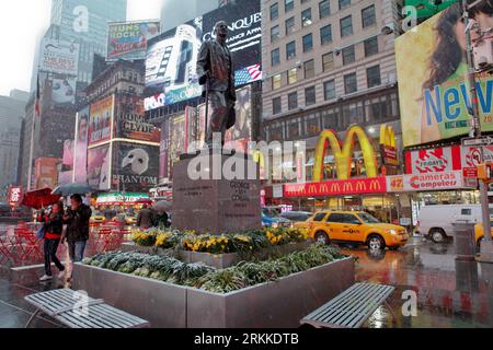 Bildnummer : 56228789 Datum : 29.10.2011 Copyright : imago/Xinhua (111029) -- New York, 29 octobre 2011 (Xinhua) -- photo prise le 29 octobre 2011 montre Times Square dans une chute de neige à Manhattan, New York, États-Unis, alors que New York reçoit habituellement ses premiers flocons à la mi-décembre. Samedi, une rare tempête de neige d'octobre s'est abattue sur le nord-est des États-Unis, très peuplé, avec certaines zones se préparant à jusqu'à 30 cm de neige et à des pannes de courant majeures. (Xinhua/Fan Xia) US-NEW YORK-MÉTÉO-NEIGE PUBLICATIONxNOTxINxCHN Gesellschaft Wetter Winter Wintereinbruch Schnee Schneefall Jahreszeit xjh Banque D'Images