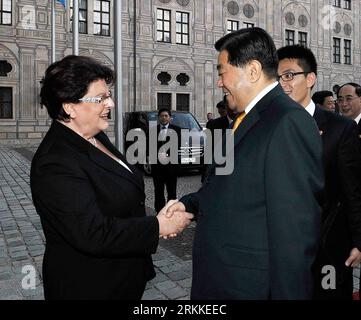 Bildnummer : 56231311 Datum : 30.10.2011 Copyright : imago/Xinhua (111030) -- MUNICH, 30 octobre 2011 (Xinhua) -- Jia Qinglin (avant droit), président du Comité national de la Conférence consultative politique du peuple chinois, rencontre Barbara Stamm, présidente du Parlement bavarois, à Munich, Allemagne, le 30 octobre 2011. (Xinhua/Li Tao) (mcg) ALLEMAGNE-MUNICH-BARBARA STAMM-JIA QINGLIN-MEETING PUBLICATIONxNOTxINxCHN People Politik x0x xtm 2011 quadrat 56231311 Date 30 10 2011 Copyright Imago XINHUA Munich OCT 30 2011 XINHUA Jia Qinglin r Front Président du Comité national du C Banque D'Images