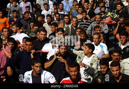 Bildnummer : 56231256 Datum : 30.10.2011 Copyright : imago/Xinhua (111030)-- GAZA, 30 octobre 2011 (Xinhua) -- des Palestiniens en deuil portent les corps de militants du Jihad islamique, tués dans des frappes aériennes israéliennes, lors de leurs funérailles dans la ville de Gaza, le 30 octobre 2011. Le mouvement du Jihad islamique a déclaré dimanche qu'il acceptait un cessez-le-feu négocié par l'Égypte avec Israël après une journée de violence transfrontalière qui a fait neuf morts palestiniens et un israélien, a déclaré un porte-parole du Jihad. (Xinhua) MIDEAST-GAZA-CONFLIT-FUNÉRAILLES PUBLICATIONxNOTxINxCHN Gesellschaft Trauer Trauerfeier Luftangriff Opfer Nahostkonflikt Banque D'Images
