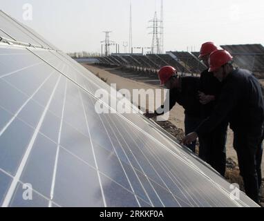 Bildnummer : 56234151 Datum : 31.10.2011 Copyright : imago/Xinhua (111031) -- WUWEI, 31 octobre 2011 (Xinhua) -- des techniciens vérifient régulièrement les panneaux solaires d'une ferme solaire nouvellement inaugurée à Wuwei, dans la province du Gansu du nord-ouest de la Chine, le 31 octobre 2011. Une centrale photovoltaïque de dix mégawatts, construite pour un coût de 200 millions de yuans (31,46 millions de dollars américains), a été mise en service à Wuwei le 28 octobre avec une capacité de production annuelle de 17 millions de kilowattheures d'élétricité. (Xinhua/Yang Jianwu) (ljh) CHINA-GANSU-WUWEI-SOLAR FARM-OPENING (CN) PUBLICATIONxNOTxINxCHN Wirtschaft Versorger Solarenergie Banque D'Images