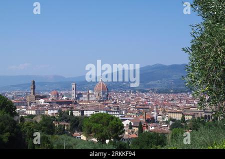 Florence, Italie. 25 août 2023. Une vue de Florence, Italie, le 25 2023 août. 16 villes italiennes, dont Rome, Florence, Bologne, Milan, Naples, Venise, a reçu actuellement une alerte rouge canicule. Selon les prévisions, cependant, le 27 août, l'arrivée du cyclone 'Poppea' apportera des températures plus douces. (Photo Elisa Gestri/Sipa USA) crédit : SIPA USA/Alamy Live News Banque D'Images