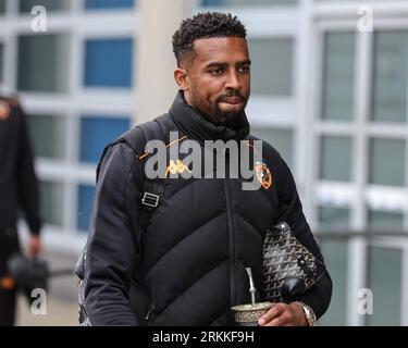 Hull, Royaume-Uni. 25 août 2023. Cyrus Christie #33 de Hull City arrive lors du Sky Bet Championship Match Hull City vs Bristol City au MKM Stadium, Hull, Royaume-Uni, le 25 août 2023 (photo de Mark Cosgrove/News Images) à Hull, Royaume-Uni le 8/25/2023. (Photo de Mark Cosgrove/News Images/Sipa USA) crédit : SIPA USA/Alamy Live News Banque D'Images