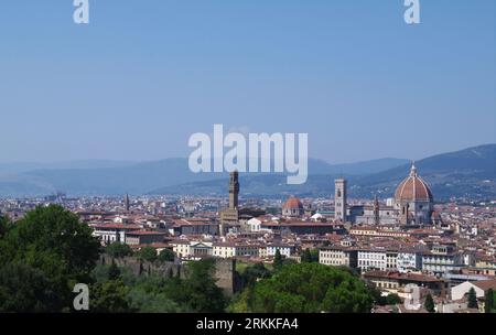 Florence, Italie. 25 août 2023. Une vue de Florence, Italie, le 25 2023 août. 16 villes italiennes, dont Rome, Florence, Bologne, Milan, Naples, Venise, a reçu actuellement une alerte rouge canicule. Selon les prévisions, cependant, le 27 août, l'arrivée du cyclone 'Poppea' apportera des températures plus douces. (Photo Elisa Gestri/Sipa USA) crédit : SIPA USA/Alamy Live News Banque D'Images