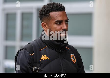Hull, Royaume-Uni. 25 août 2023. Cyrus Christie #33 de Hull City arrive lors du Sky Bet Championship Match Hull City vs Bristol City au MKM Stadium, Hull, Royaume-Uni, le 25 août 2023 (photo de Mark Cosgrove/News Images) à Hull, Royaume-Uni le 8/25/2023. (Photo de Mark Cosgrove/News Images/Sipa USA) crédit : SIPA USA/Alamy Live News Banque D'Images
