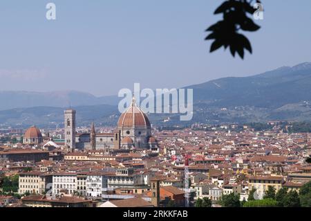 Florence, Italie. 25 août 2023. Une vue de Florence, Italie, le 25 2023 août. 16 villes italiennes, dont Rome, Florence, Bologne, Milan, Naples, Venise, a reçu actuellement une alerte rouge canicule. Selon les prévisions, cependant, le 27 août, l'arrivée du cyclone 'Poppea' apportera des températures plus douces. (Photo Elisa Gestri/Sipa USA) crédit : SIPA USA/Alamy Live News Banque D'Images