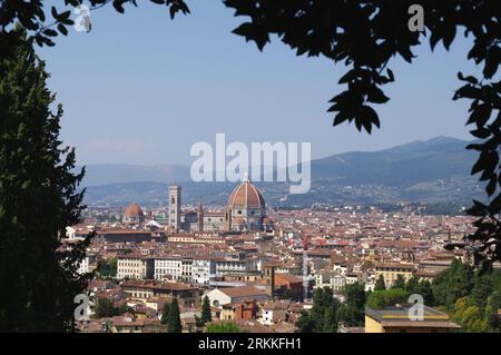 Florence, Italie. 25 août 2023. Une vue de Florence, Italie, le 25 2023 août. 16 villes italiennes, dont Rome, Florence, Bologne, Milan, Naples, Venise, a reçu actuellement une alerte rouge canicule. Selon les prévisions, cependant, le 27 août, l'arrivée du cyclone 'Poppea' apportera des températures plus douces. (Photo Elisa Gestri/Sipa USA) crédit : SIPA USA/Alamy Live News Banque D'Images