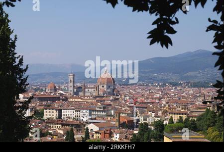 Florence, Italie. 25 août 2023. Une vue de Florence, Italie, le 25 2023 août. 16 villes italiennes, dont Rome, Florence, Bologne, Milan, Naples, Venise, a reçu actuellement une alerte rouge canicule. Selon les prévisions, cependant, le 27 août, l'arrivée du cyclone 'Poppea' apportera des températures plus douces. (Photo Elisa Gestri/Sipa USA) crédit : SIPA USA/Alamy Live News Banque D'Images