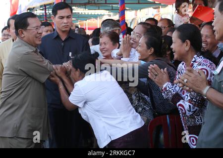 Bildnummer : 56239212 Datum : 02.11.2011 Copyright : imago/Xinhua (111102) -- PHNOM PENH, 2 novembre 2011 (Xinhua) -- le Premier ministre cambodgien Hun Sen (1e L, devant) salue les résidents locaux lors de la cérémonie d'inauguration du 5e pont de l'amitié Cambodge-Chine à Phnom Penh, capitale du Cambodge, le 2 novembre 2011. Mercredi, le Cambodge a ouvert la voie à la construction du 5e pont de l amitié Cambodge-Chine, ou du 2e pont Chroy Changvar, sur le fleuve Tonle SAP, afin de réduire les embouteillages et de suivre le rythme rapide du développement économique du pays. (Xinhua/Philong Sovan) (zwx Banque D'Images