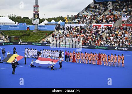 Monchengladbach, Allemagne. 25 août 2023. Les joueurs belges et néerlandais s'alignent pour un match de hockey entre l'équipe nationale belge des Red Panthers et l'Allemagne, jeudi 24 août 2023 à Monchengladbach, en Allemagne, les demi-finales des championnats d'Europe féminins de hockey. Les championnats EuroHockey 2023 ont lieu du 18 au 27 août 2023. BELGA PHOTO DIRK WAEM crédit : Belga News Agency/Alamy Live News Banque D'Images