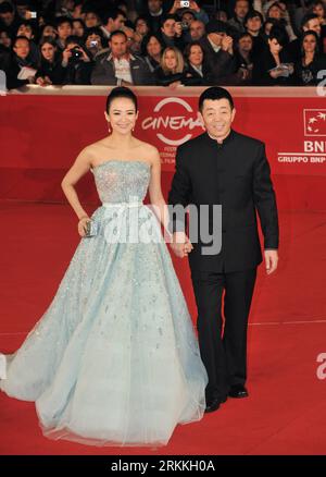 Bildnummer : 56242363 Datum : 02.11.2011 Copyright : imago/Xinhua (111102) -- ROME, 2 novembre 2011 (Xinhua) -- le réalisateur chinois Gu Changwei(R) et l'actrice Zhang Ziyi posent sur le tapis rouge avant la projection du film Amour pour la vie (Zui ai) au 6e Festival international du film de Rome, Italie, le 2 novembre 2011. (Xinhua/Wang Qingqin) (wf) ITALIE-ROME-FILM FESTIVAL- AMOUR POUR LA VIE -GU CHANGWEI-ZHANG ZIYI PUBLICATIONxNOTxINxCHN People Kultur Entertainment People film 6. Filmfestival ROM Filmpremiere Premiumd xns x0x 2011 hoch 56242363 Date 02 11 2011 Copyright Imago XINHUA Rome nov Banque D'Images