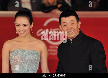 Bildnummer : 56242362 Datum : 02.11.2011 Copyright : imago/Xinhua (111102) -- ROME, 2 novembre 2011 (Xinhua) -- le réalisateur chinois Gu Changwei(R) et l'actrice Zhang Ziyi posent sur le tapis rouge avant la projection du film Amour pour la vie (Zui ai) au 6e Festival international du film de Rome, Italie, le 2 novembre 2011. (Xinhua/Wang Qingqin) (wf) ITALIE-ROME-FILM FESTIVAL- AMOUR POUR LA VIE -GU CHANGWEI-ZHANG ZIYI PUBLICATIONxNOTxINxCHN People Kultur Entertainment People film 6. Filmfestival ROM Filmpremiere Premiumd xns x0x 2011 quer 56242362 Date 02 11 2011 Copyright Imago XINHUA Rome nov Banque D'Images