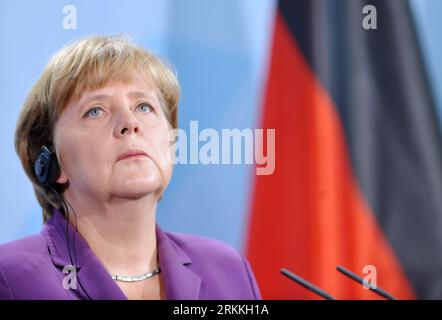 Bildnummer : 56242393 Datum : 02.11.2011 Copyright : imago/Xinhua (111103) -- BERLIN, 3 novembre 2011 (Xinhua) -- la chancelière allemande Angela Merkel assiste à une conférence de presse à la suite d'une cérémonie marquant le 50e anniversaire d'un accord de travail à Berlin, en Allemagne, le 2 novembre 2011. L'Allemagne et la Turquie ont organisé mercredi une cérémonie pour marquer le 50e anniversaire d'un accord de travail qui a amené des millions de travailleurs turcs en Allemagne, les dirigeants des deux pays appelant à une plus grande intégration de ces travailleurs invités. (Xinhua/Ma Ning) (dtf) ALLEMAGNE-TURQUIE-TRAVAILLEURS INVITÉS PUBLICATIONxNOTxINxCHN People Politik Port Banque D'Images