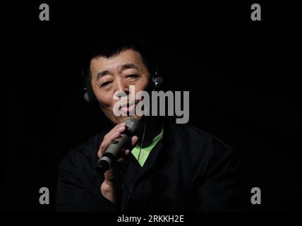 Bildnummer : 56242367 Datum : 02.11.2011 Copyright : imago/Xinhua (111102) -- ROME, 2 novembre 2011 (Xinhua) -- le réalisateur chinois Gu Changwei répond à une question lors de la conférence de presse pour son film Amour pour la vie (Zui ai) au 6e Festival international du film de Rome à Rome, Italie, le 2 novembre 2011. Le film, adapté d'un roman, raconte une histoire d'amour tragique entre deux amoureux du sida. (Xinhua/Wang Qingqin) (wf) ITALIE-ROME-FILM FESTIVAL- AMOUR POUR LA VIE -GU CHANGWEI-ZHANG ZIYI PUBLICATIONxNOTxINxCHN People Kultur Entertainment People film 6. Filmfestival ROM Photocall Porträt premiumd xns x0x 2011 Banque D'Images