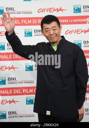 Bildnummer : 56242365 Datum : 02.11.2011 Copyright : imago/Xinhua (111102) -- ROME, 2 novembre 2011 (Xinhua) -- le réalisateur chinois Gu Changwei pose pendant le photocall de son film Love for Life (Zui ai) au 6e Festival international du film de Rome à Rome, Italie, le 2 novembre 2011. Le film, adapté d'un roman, raconte une histoire d'amour tragique entre deux amoureux du sida. (Xinhua/Wang Qingqin) (wf) ITALIE-ROME-FILM FESTIVAL- AMOUR POUR LA VIE -GU CHANGWEI-ZHANG ZIYI PUBLICATIONxNOTxINxCHN People Kultur Entertainment People film 6. Filmfestival ROM Photocall Porträt premiumd xns x0x 2011 hoch 56242365 D Banque D'Images