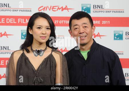 Bildnummer : 56242370 Datum : 02.11.2011 Copyright : imago/Xinhua (111102) -- ROME, 2 novembre 2011 (Xinhua) -- le réalisateur chinois Gu Changwei (R) et l'actrice Zhang Ziyi posent pendant le photocall du film Love for Life (Zui ai) au 6e Festival international du film de Rome à Rome, Italie, le 2 novembre 2011. Le film, adapté d'un roman, raconte une histoire d'amour tragique entre deux amoureux du sida. (Xinhua/Wang Qingqin) (wf) ITALIE-ROME-FILM FESTIVAL- AMOUR POUR LA VIE -GU CHANGWEI-ZHANG ZIYI PUBLICATIONxNOTxINxCHN People Kultur Entertainment People film 6. Filmfestival ROM Photocall premiumd xns x0x 2011 qu Banque D'Images