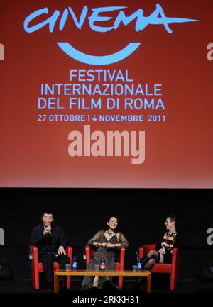 Bildnummer : 56242371 Datum : 02.11.2011 Copyright : imago/Xinhua (111102) -- ROME, 2 novembre 2011 (Xinhua) -- le réalisateur chinois Gu Changwei(L) et l'actrice Zhang Ziyi (C) assistent à la conférence de presse du film Love for Life (Zui ai) au 6e Festival international du film de Rome, Italie, le 2 novembre 2011. Le film, adapté d'un roman, raconte une histoire d'amour tragique entre deux amoureux du sida. (Xinhua/Wang Qingqin) (wf) ITALIE-ROME-FILM FESTIVAL- AMOUR POUR LA VIE -GU CHANGWEI-ZHANG ZIYI PUBLICATIONxNOTxINxCHN People Kultur Entertainment People film 6. Filmfestival ROM Photocall premiumd xns x0x 20 Banque D'Images