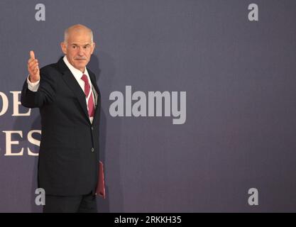 (111103) -- CANNES, 3 novembre 2011 (Xinhua) -- le Premier ministre grec George Papandreou arrive pour la réunion avec les dirigeants français, allemands, européens, de la zone euro et du FMI sur la situation grecque à Cannes, dans le sud de la France, le 2 novembre 2011. Papandreou a déclaré que la Grèce pourrait organiser un référendum sur le dernier paquet d'aide de l'UE pour Athènes le 4 décembre 2011. (Xinhua/Ministère des Affaires étrangères de la France)(usage éditorial seulement)(yc) FRANCE-CANNES-EURO-GRÈCE PUBLICATIONxNOTxINxCHN 111103 Cannes nov 3 2011 le Premier ministre grec de XINHUA George Papandreou arrive pour la rencontre avec la France-Allemagne de la zone euro et le dirigeant du FMI SUR la situation grecque à Cannes Banque D'Images