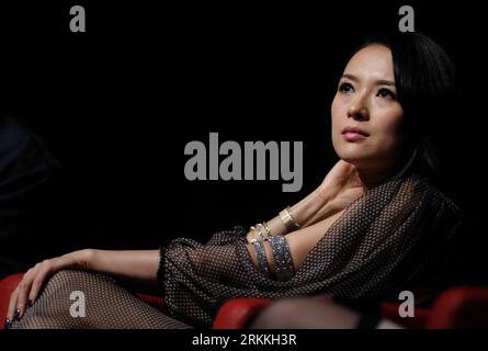 Bildnummer : 56242369 Datum : 02.11.2011 Copyright : imago/Xinhua (111102) -- ROME, 2 novembre 2011 (Xinhua) -- l'actrice chinoise Zhang Ziyi assiste à la conférence de presse du film Amour pour la vie (Zui ai) au 6e Festival international du film de Rome à Rome, Italie, le 2 novembre 2011. Le film, réalisé par le réalisateur chinois Gu Changwei et adapté d'un roman, raconte une histoire d'amour tragique entre deux amoureux du sida. (Xinhua/Wang Qingqin) (wf) ITALIE-ROME-FILM FESTIVAL- AMOUR POUR LA VIE -GU CHANGWEI-ZHANG ZIYI PUBLICATIONxNOTxINxCHN People Kultur Entertainment People film 6. Filmfestival ROM Photocall Portr Banque D'Images