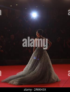Bildnummer : 56242359 Datum : 02.11.2011 Copyright : imago/Xinhua (111102) -- ROME, 2 novembre 2011 (Xinhua) -- l'actrice chinoise Zhang Ziyi pose sur le tapis rouge avant la projection du film Amour pour la vie (Zui ai) au 6e Festival international du film de Rome à Rome, Italie, le 2 novembre 2011. (Xinhua/Wang Junjia) (wf) ITALIE-ROME-FILM FESTIVAL- AMOUR POUR LA VIE -GU CHANGWEI-ZHANG ZIYI PUBLICATIONxNOTxINxCHN People Kultur Entertainment People film 6. Filmfestival ROM Filmpremiere Freisteller premiumd xns x0x 2011 hoch 56242359 Date 02 11 2011 Copyright Imago XINHUA Rome nov 2 2011 XINHUA C. Banque D'Images