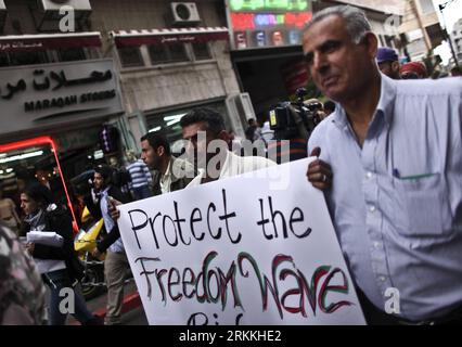 Bildnummer : 56244402 Datum : 03.11.2011 Copyright : imago/Xinhua (111103) -- CISJORDANIE, 3 novembre 2011 (Xinhua) -- des Palestiniens manifestent contre le siège israélien de la bande de Gaza dans la ville de Ramallah en Cisjordanie le 3 novembre 2011. Les militants palestiniens ont condamné jeudi Israël pour avoir menacé d’empêcher les navires irlandais et canadiens de briser son blocus naval sur la bande de Gaza. (Xinhua/Fadi Arouri) (srb) MIDEAST-CISJORDANIE-PALESTINIENS-DÉMONSTRATION PUBLICATIONxNOTxINxCHN Politik Gesellschaft Westjordanland Gazastreifen manifestation Demo Solidarität blocus Seeblock xjh x2x premiumd 2011 quer pr Banque D'Images