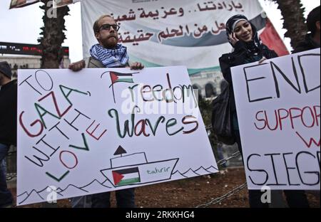 Bildnummer : 56244403 Datum : 03.11.2011 Copyright : imago/Xinhua (111103) -- CISJORDANIE, 3 novembre 2011 (Xinhua) -- des Palestiniens manifestent contre le siège israélien de la bande de Gaza dans la ville de Ramallah en Cisjordanie le 3 novembre 2011. Les militants palestiniens ont condamné jeudi Israël pour avoir menacé d’empêcher les navires irlandais et canadiens de briser son blocus naval sur la bande de Gaza. (Xinhua/Fadi Arouri) (srb) MIDEAST-CISJORDANIE-PALESTINIENS-DÉMONSTRATION PUBLICATIONxNOTxINxCHN Politik Gesellschaft Westjordanland Gazastreifen manifestation Demo Solidarität blocus Seeblock xjh x2x premiumd 2011 quer pr Banque D'Images